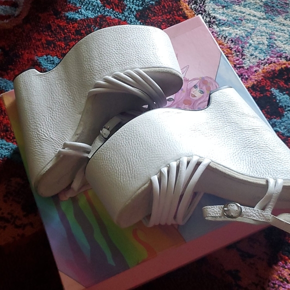 NEW Jeffrey Campbell White Platforms - Picture 6 of 8